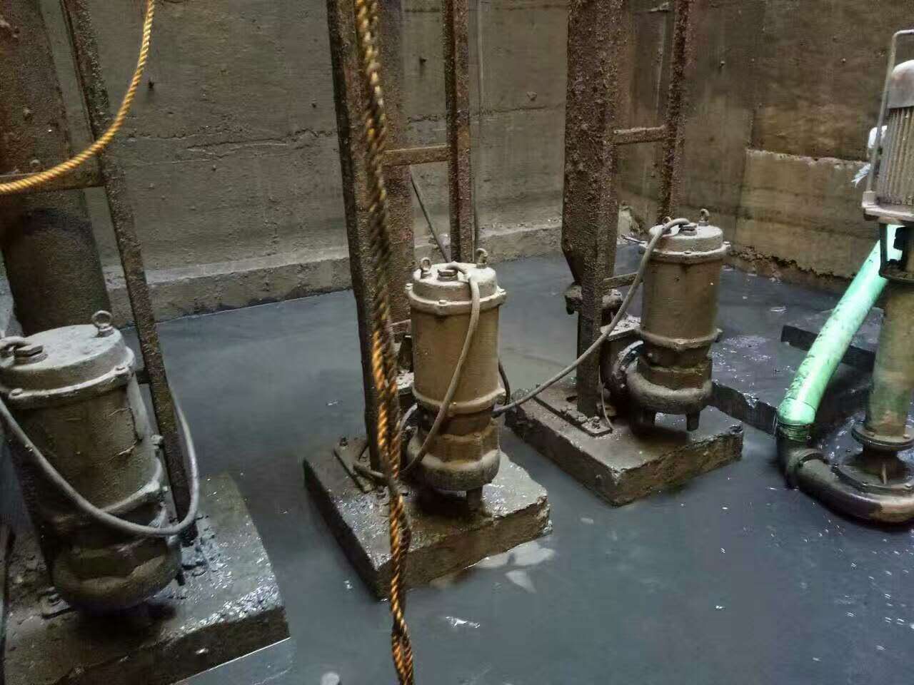 荣邦乡污水池清理